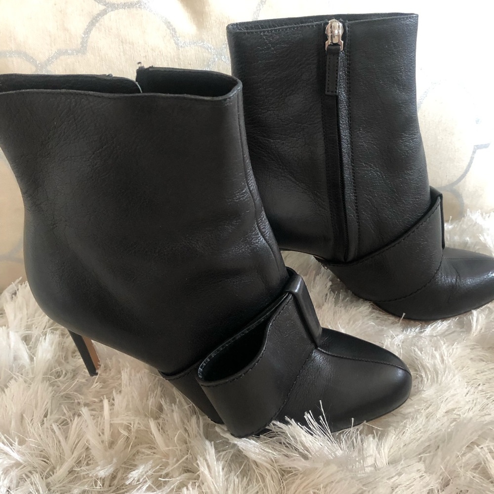 Valentino Caravani Genuine leather boots . Size 40 . Color black .